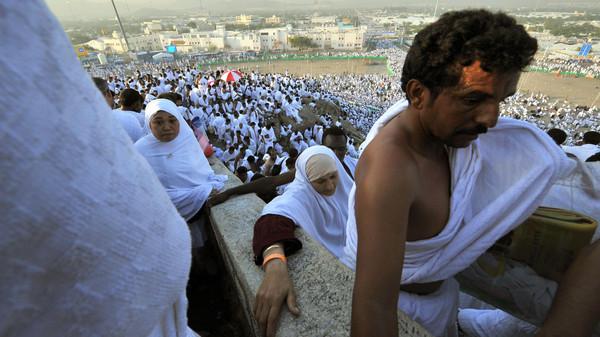أرض عرفة تكتسي بالبياض في انسياب واستقرار وأمان ودعاء