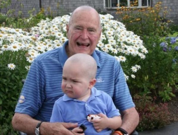 جورج بوش الأب يحلق رأسه تضامنا مع طفل مريض