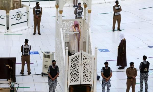 السلطات السعودية توقف المعتدي على منبر الحرم المكي(فيديو)