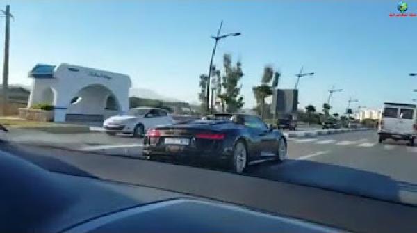 الملك محمد السادس يحيي عائلة مغربية من سيارته المكشوفة