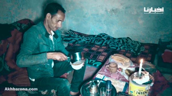 بدون ماء ولا كهرباء.. مواطن يعيش بمنزل مهترئ وسط مدينة أكادير