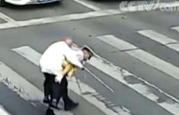 شرطي يحمل مسنا على ظهره