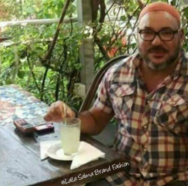 الملك يتصفح الفيسبوك و يطلع على التعاليق الواردة على صوره !!