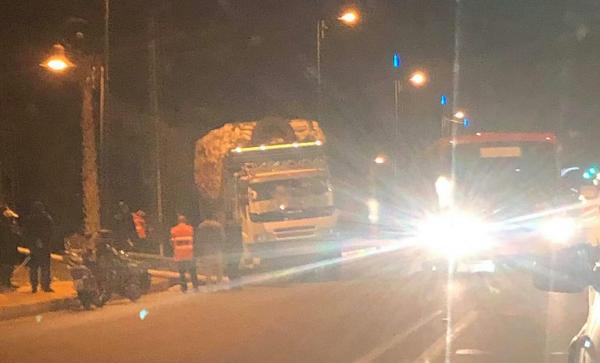 مواطنون ينجون من موت محقق بعدما فقد سائق السيطرة على شاحنته وهذا ما وقع