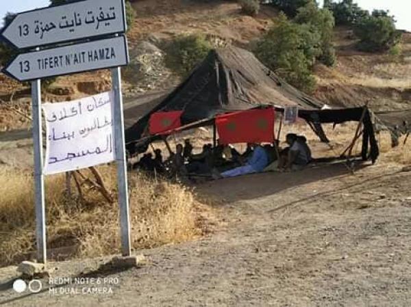 بالصورة..ساكنة اكلاف بأعالي أزيلال تعتصم من أجل بناء مسجد ومسؤول يوضح