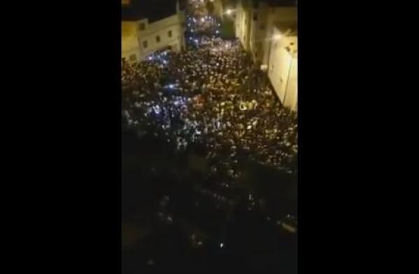 مئات من المتظاهرين بالحسيمة يهتفون: بالروح بالدم نفديك يا ناصر