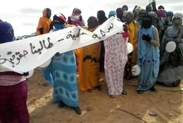 مخيمات تندوف على صفيح ساخن بعد اعتقال سبعيني فضح ممارسات البوليساريو (فيديو)