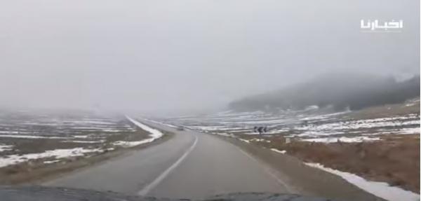 الطبيعة تكتسي حلة بيضاء بالطريق الرابطة بين مشليفن وأزرو