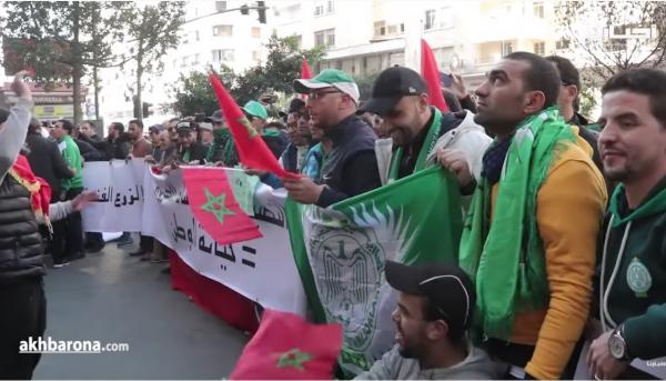 جماهير الرجاء تحتج أمام مقر راديو مارس