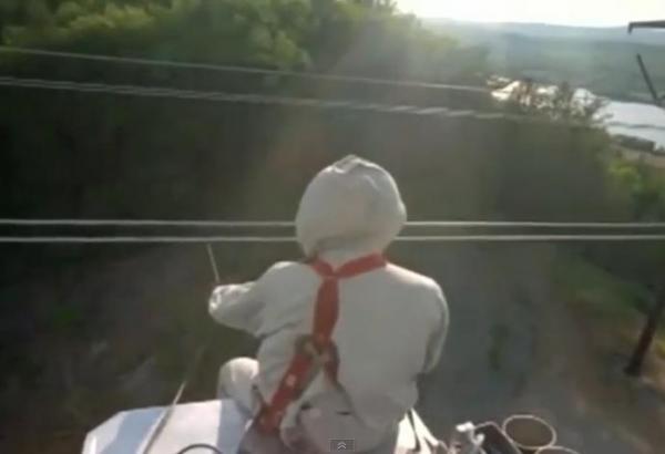 بالفيديو: مهندس يزحف على كابلات كهربائية بقوة نصف مليون فولت