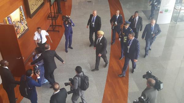 لحظة وصول الملك لمقر الاتحاد الإفريقي (صور)