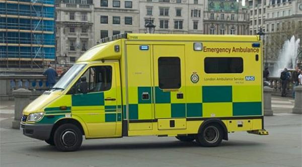 مسعف يترك المرضى في سيارة الإسعاف ويذهب للتسوق