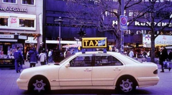 أراد الهروب من دفع الأجرة فنسي حافظة نقوده في التاكسي