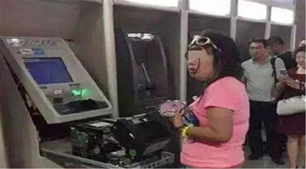 صينية تحطم صرافاً آلياً بعد أن ابتلع بطاقتها الإلكترونية
