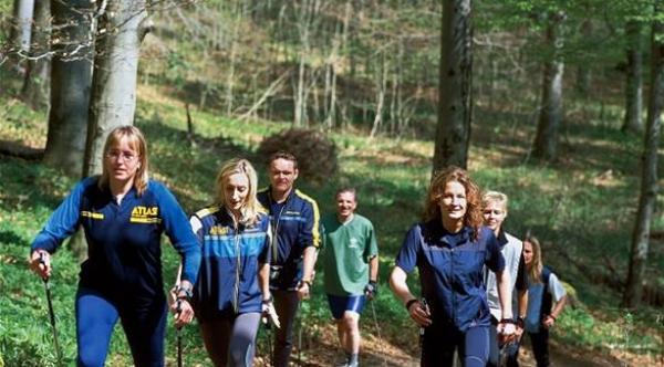 لهذا السبب يُحذر من حمل أثقال أثناء المشي