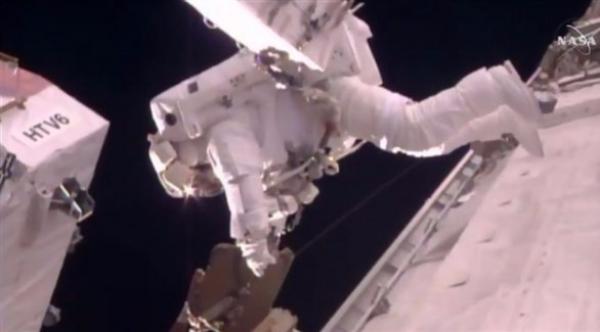 أول عملية سير في الفضاء لرائد فضاء فرنسي