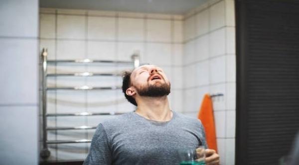 هل تمكن  الغرغرة بالماء والملح من القضاء على فيروس كورونا في الحنجرة؟