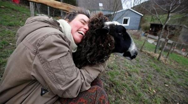 معانقة الخراف والأوز لتجاوز تداعيات كورونا مقابل تبرع بسيط