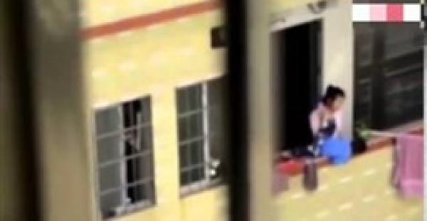 بالفيديو.. أم غاضبة تعلق طفلها بشرفة المنزل