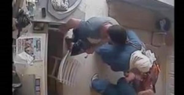 بالفيديو.. لص جريء غافل جزار وسرق إيراد محله أمامه