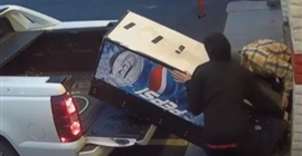 جرأة لصوص يسرقون آلة بيع بيبسي بالقرب من مركز شرطة