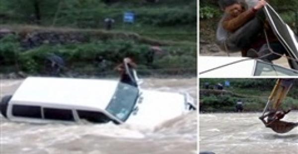 بالفيديو والصور.. عملية إنقاذ مذهلة لشاب جرفته السيول