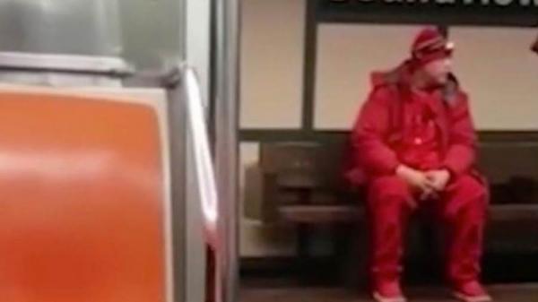 رجل يحاول خطف فتاة داخل قطار في نيويورك