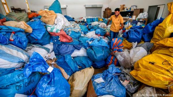 أطنان من البريد تصل الضفة الغربية بعد سنوات من التأخير