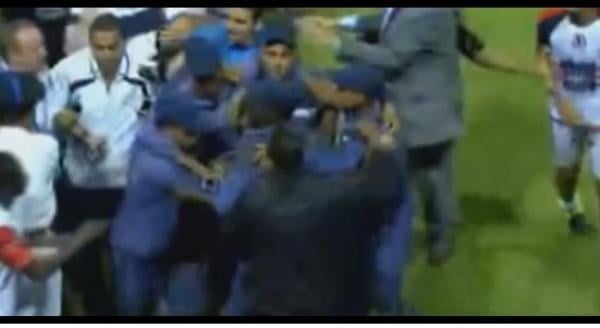 لاعبو الفتح الرباطي و محاولة ضرب الحكم السعودي!!