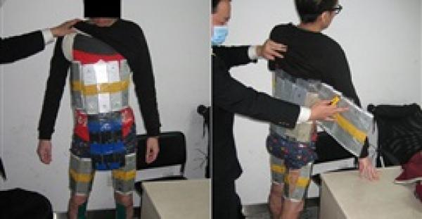 بالصور والفيديو.. رجل يحاول تهريب 94 هاتف "آيفون"