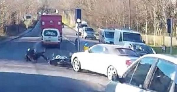 بالفيديو .. سائق متسرع يسقط دراجة نارية ويفر هاربا