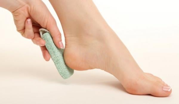 وصفة طبيعية لعلاج تشقق القدمين