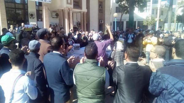 احتجاجات أمام مقر مديرية التعليم بسطات تضامنا مع الأستاذ المعنّف بورزازات