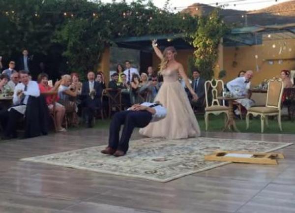 بالفيديو: ساحر يدهش الجمهور في حفل زفافه