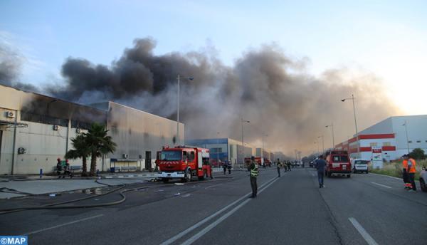 احتواء الحريق المهول الذي اندلع بمصنع طنجة .. خسائر مادية وإصابة واحدة