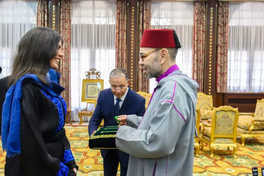 الملك محمد السادس يوشح البطلة نوال صفنضلة بوسام ال