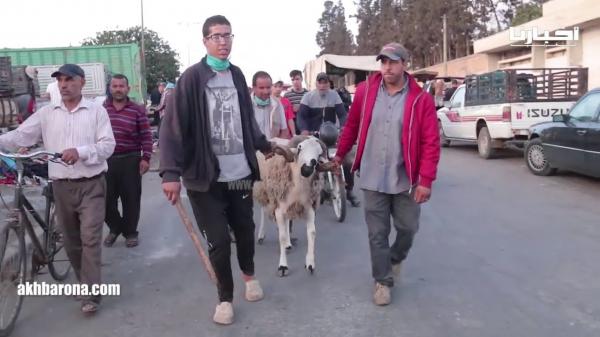 حولي داير البوز في السوق ديال سطات: مولاه كعا وخرجو من سوق باغي فيه 120 ماعطوهاش ليه