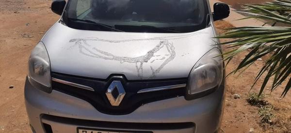 بالصور..مجهولون يَرُشُّون سيارات مركونة بالشارع بالماء القاطع ويُلحقون بها خسائر فادحة