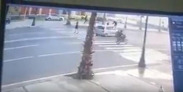 خطير بالفيديو:سيارة تسير بسرعة جنونية تقتلع راجلا وهذا ما وقع