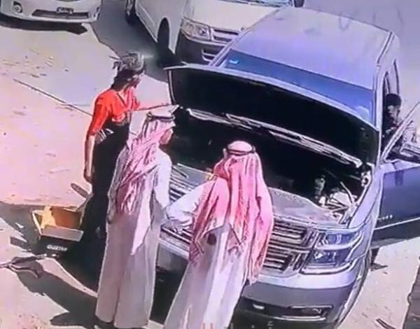 تم القبض عليه.. لص"شجاع"يسرق سيارة أثناء صيانتها (فيديو)