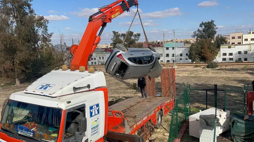 سيارة تقفز من الشارع إلى جنبات محطة القطار بطريقة هوليودية في سطات