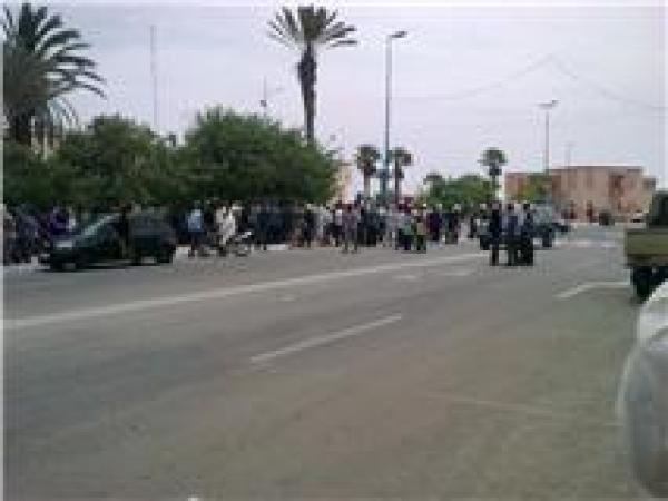 رجال التعليم بجهة وادي الذهب ينظمون وقفة حاشدة أمام ولاية الأمن