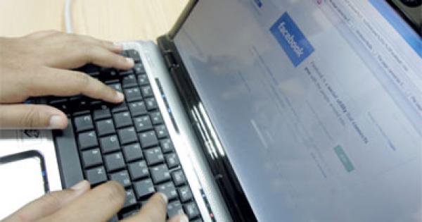 فرنسى من بين ثلاثة يطلب الطلاق بسبب فيس بوك