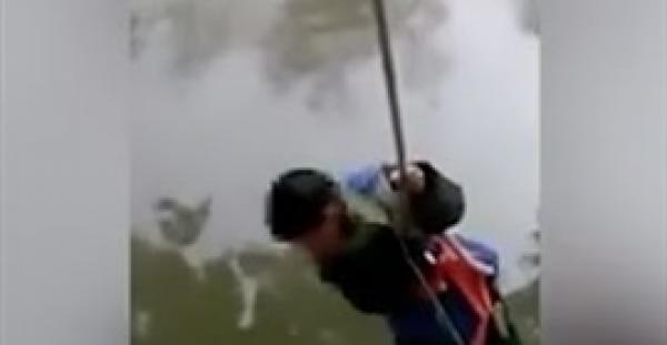 بالفيديو.. أب يعاقب ابنه على السرقة بتعليقه فوق نهر