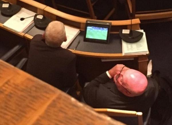 سياسيان بريطانيان يتابعان مباراة أثناء جلسة علنية