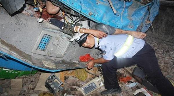 شرطي صيني يسند رجلاً محتجزاً في شاحنته لثلاث ساعات