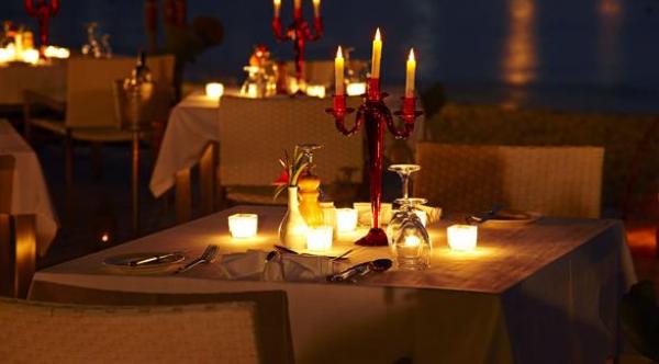 المرأة تستجيب للرومانسية أكثر عندما تكون "شبعانة"!