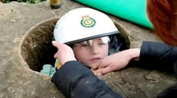 طفل يحتجز داخل نصب تذكاري لثلاث ساعات