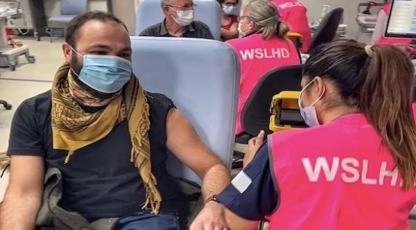 أسترالي حصل على أربع جرعات من لقاح كورونا من ماركات مختلفة  وينوي أخذ المزيد