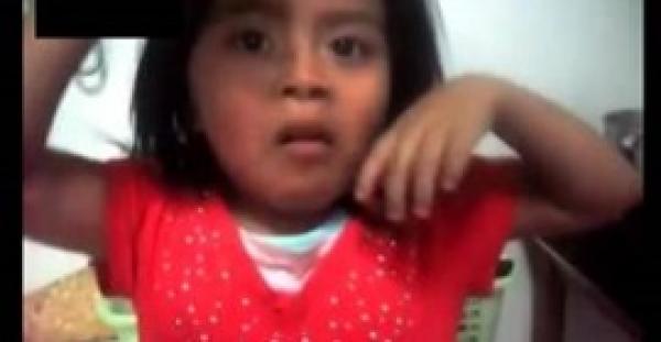 بالفيديو.. أب يجبر طفلته على أكل صرصار حي